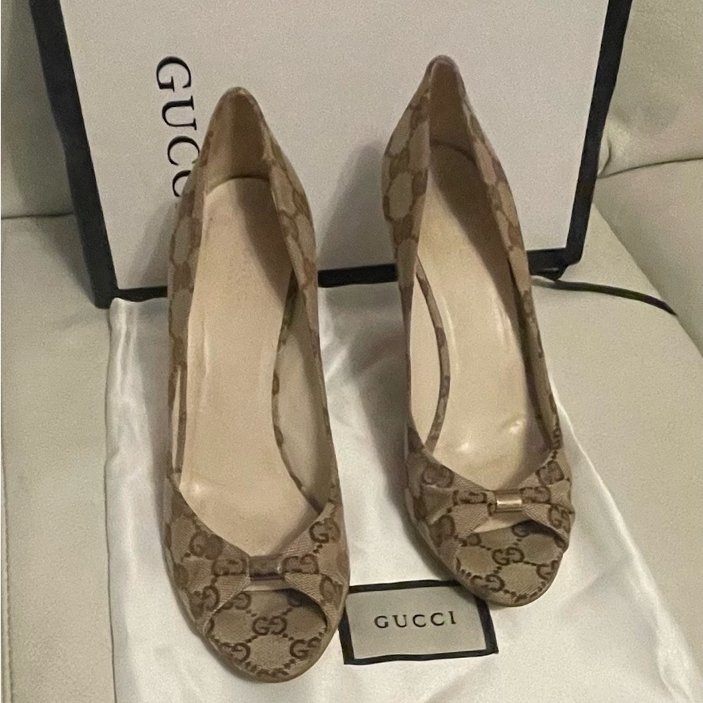 Gucci Monogram Beige GG Canvas Peep-Toe Pumps with Bow - Picture 2 of 14